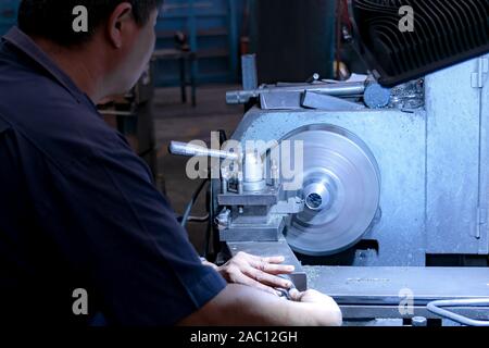 Les travailleurs professionnels font de l'usinage de pièces métalliques, machines de métal dans les grandes usines industrielles-image Banque D'Images