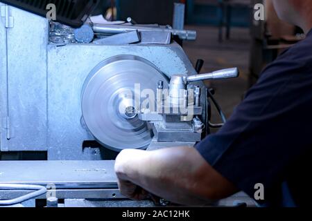 Les travailleurs professionnels font de l'usinage de pièces métalliques, machines de métal dans les grandes usines industrielles-image Banque D'Images