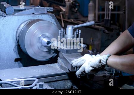 Les travailleurs professionnels font de l'usinage de pièces métalliques, machines de métal dans les grandes usines industrielles-image Banque D'Images