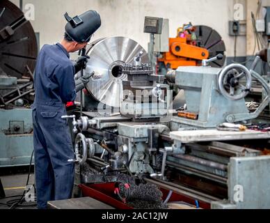 Les travailleurs professionnels font de l'usinage de pièces métalliques, machines de métal dans les grandes usines industrielles-image Banque D'Images