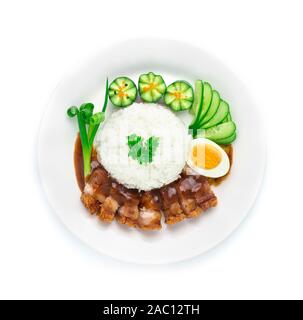 Avec le riz croustillant de lard rôti servi oeuf mollet et surmontée de légumes sculptés décorer sauce douce oignon de printemps, le concombre. Cuisine fusion asiatique s Banque D'Images