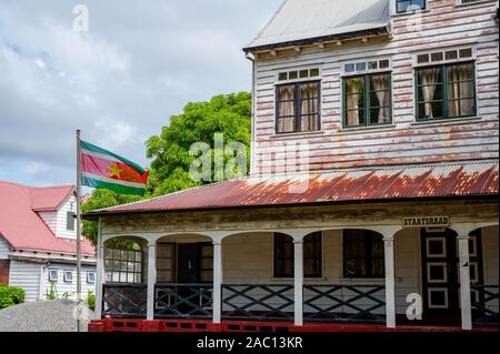 Ancien bâtiment de style néerlandais-colonial à Paramaribo avec le drapeau du Suriname Banque D'Images