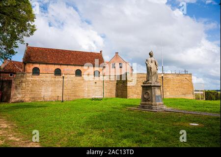 Extérieur du fort Zeelandia et statue de la reine Wilhelmina sur les rives de la rivière Suriname qui traverse la capitale Paramaribo Banque D'Images