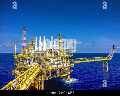 Grande plate-forme pétrolière de forage en mer dans le golfe de l'usine Banque D'Images