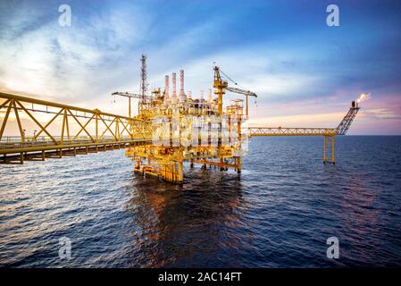 Grande plate-forme pétrolière de forage en mer dans le golfe de l'usine Banque D'Images