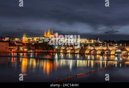 Le pont Charles à Prague, Habour et du château de Prague, Hradcany, Vieille Ville, Vue de nuit, la Bohême, Prague, République Tchèque Banque D'Images