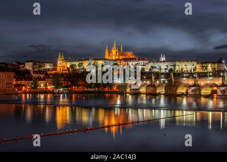 Le pont Charles à Prague, Habour et du château de Prague, Hradcany, Vieille Ville, Vue de nuit, la Bohême, Prague, République Tchèque Banque D'Images