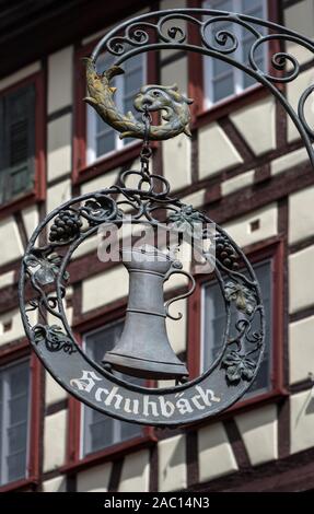 La boutique sign Hanging with beer mug d'une auberge, une taverne, Schuhback Schwabisch Hall, Baden-Wurttemberg, Allemagne Banque D'Images