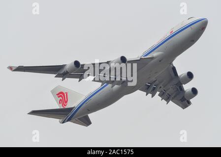 Tokyo, Japon - Apr 17, 2019. B-2476 Air China Cargo Boeing 747-400 F décollant de l'aéroport Narita de Tokyo (NRT). Narita est le deuxième rang des Banque D'Images