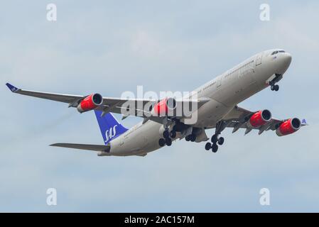 Tokyo, Japon - Apr 17, 2019. OY-KBA SAS Scandinavian Airlines Airbus A340-300 décollant de l'aéroport Narita de Tokyo (NRT). Narita est le deuxième poste Banque D'Images