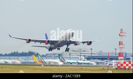 Tokyo, Japon - Apr 17, 2019. OY-KBA SAS Scandinavian Airlines Airbus A340-300 décollant de l'aéroport Narita de Tokyo (NRT). Narita est le deuxième poste Banque D'Images