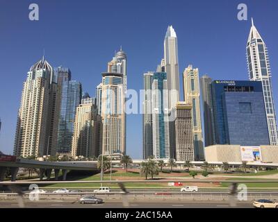 Dubaï, Émirats arabes unis - Dec 7, 2018. Les immeubles de grande hauteur à la hausse dans DUBAÏ, ÉMIRATS ARABES UNIS. Dubaï est une ville globale et des affaires du Moyen-Orient. Banque D'Images