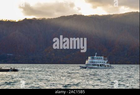 D'Aomori, Japon - Nov 5, 2019. Lac Towada à l'automne à Aomori, Japon. Lac Towada est l'un des plus célèbres points de couleur d'automne. Banque D'Images