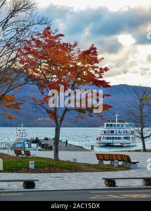 D'Aomori, Japon - Nov 5, 2019. Lac Towada à l'automne à Aomori, Japon. Lac Towada est l'un des plus célèbres points de couleur d'automne. Banque D'Images