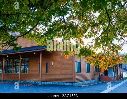 D'Aomori, Japon - Nov 5, 2019. Petite ville à l'automne près du lac Towada à Aomori, Japon. Lac Towada est l'un des plus célèbres points de couleur d'automne. Banque D'Images