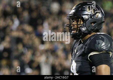 29 novembre 2019 : UCF Knights quarterback Darriel Mack Junior (8) après avoir marqué un touché au cours de la NCAA football match entre le Sud de la Floride et de l'UCF Knights taureaux tenue au stade du spectre à Orlando, Floride. Andrew J. Kramer/Cal Sport Media Banque D'Images