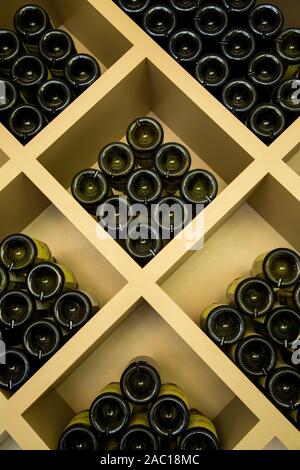 Bouteilles de vin empilées prête pour la vente dans la région de Chateauneuf du Pape France Banque D'Images