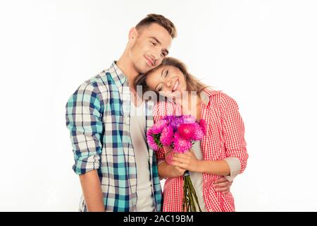 Beau jeune homme donnant un bouquet à son bien-aimé mignon Banque D'Images