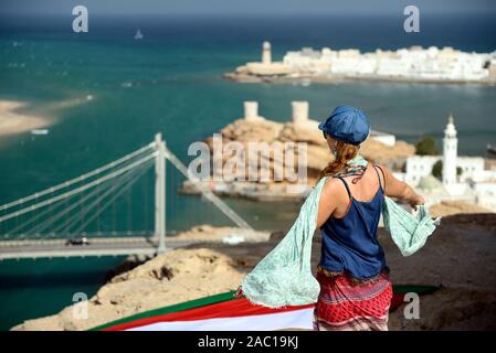 Oman, vue sur la ville et sur la baie et avec le phare. Banque D'Images