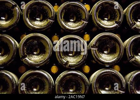 Bouteilles de vin empilées pour l'échéance dans la région de Chateauneuf du Pape France Banque D'Images