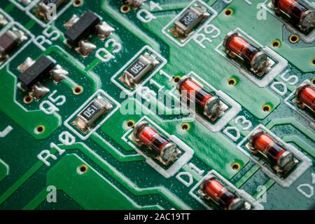 Détails d'une carte de circuits électroniques d'ordinateur avec des composants de transmission des données. Concept de la technologie informatique Banque D'Images