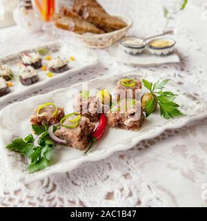 Jelly avec de la viande de boeuf, l'aspic, un plat traditionnel russe, partie sur une assiette, la moutarde et le raifort. Restaurant. Focus sélectif. Banque D'Images