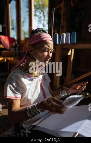 Ouvrier traditionnel de tissage sur le lac Inle, au Myanmar, en Asie Banque D'Images