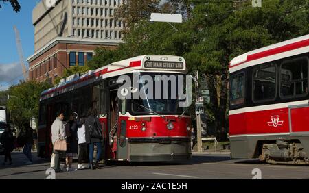 Toronto ttc streetcar on city street transit en environnement urbain, temps d'automne ciel ensoleillé Banque D'Images