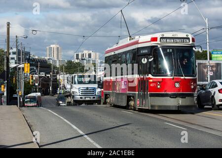 Toronto ttc streetcar on city street transit en environnement urbain, temps d'automne ciel ensoleillé Banque D'Images