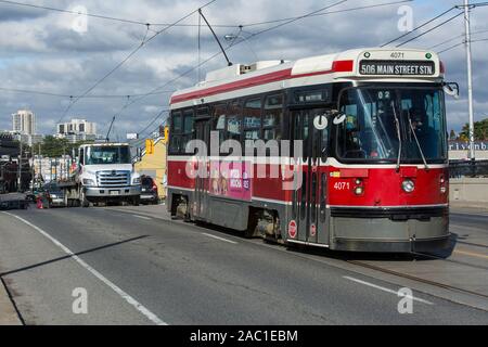 Toronto ttc streetcar on city street transit en environnement urbain, temps d'automne ciel ensoleillé Banque D'Images