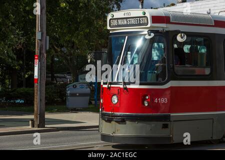 Toronto ttc streetcar on city street transit en environnement urbain, temps d'automne ciel ensoleillé Banque D'Images