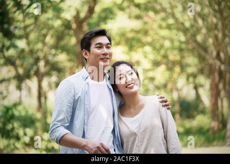 L'amour heureux young asian woman relaxing in park Banque D'Images