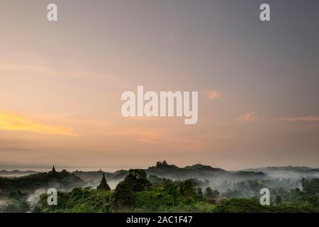 Lever du soleil à Mrauk U dans l'état de Rakhine du Nord, au Myanmar Banque D'Images