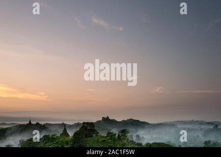 Lever du soleil à Mrauk U dans l'état de Rakhine du Nord, au Myanmar Banque D'Images