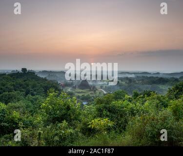 Lever du soleil à Mrauk U dans l'état de Rakhine du Nord, au Myanmar Banque D'Images