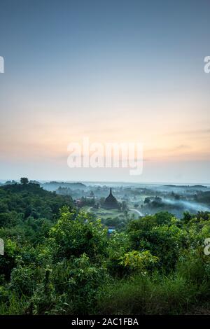 Lever du soleil à Mrauk U dans l'état de Rakhine du Nord, au Myanmar Banque D'Images