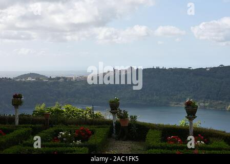 Une jolie petite ville dans la ville métropolitaine de Rome, sur la colline surplombant le lac de Nemi, un lac de cratère volcanique. Nemi, lazio, Italie. Banque D'Images