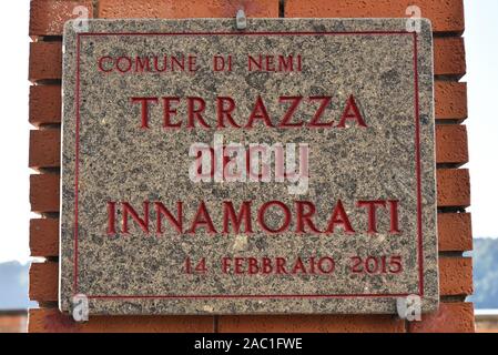 Pancarte d'amants terrasse à Nemi. Une jolie petite ville dans la ville métropolitaine de Rome. Nemi, lazio, Italie. Banque D'Images