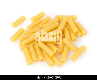 Pâtes Tortiglioni isolé sur fond blanc avec clipping path Banque D'Images