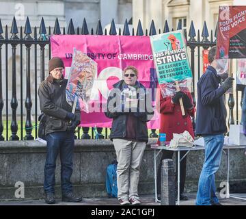 Substitution de conférenciers à l'université de Cambridge, Angleterre, se tiennent à l'extérieur de la Chambre du Sénat le vendredi 29 novembre 2019 pour protester contre les modifications apportées à leurs pensions. Banque D'Images