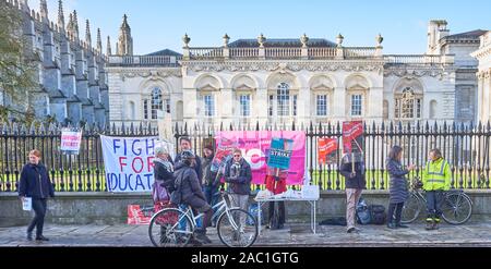 Substitution de conférenciers à l'université de Cambridge, Angleterre, se tiennent à l'extérieur de la Chambre du Sénat le vendredi 29 novembre 2019 pour protester contre les modifications apportées à leurs pensions. Banque D'Images