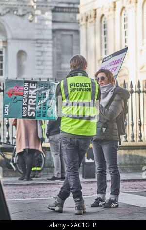 Substitution de conférenciers à l'université de Cambridge, Angleterre, se tiennent à l'extérieur de la Chambre du Sénat le vendredi 29 novembre 2019 pour protester contre les modifications apportées à leurs pensions. Banque D'Images