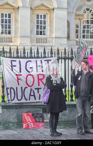 Substitution de conférenciers à l'université de Cambridge, Angleterre, se tiennent à l'extérieur de la Chambre du Sénat le vendredi 29 novembre 2019 pour protester contre les modifications apportées à leurs pensions. Banque D'Images