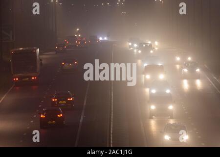 Flintshire, au nord du Pays de Galles, Royaume-Uni. 30 novembre, 2019. Météo France : du brouillard givrant et la glace avec des températures sous le point de congélation pour beaucoup comme un front froid se déplace dans plus de l'UK pour la semaine à venir. que ces pilotes ont découvert sur l'A55 près de Halkyn, au nord du Pays de Galles, Flintshire, Crédit : DGDImages/Alamy Live News Banque D'Images