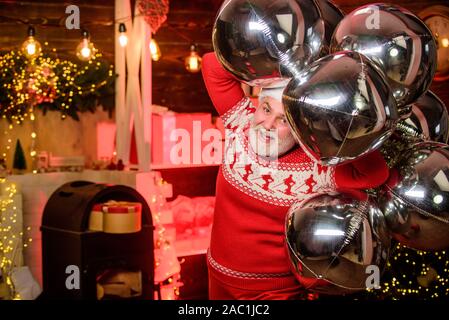 Home party. cheerful santa man party balloons. xmas trouble et présente. joyeux noël. Bonne et heureuse année 2020. partie décoration. barbu santa claus hat. L'hiver maison de célébration. Banque D'Images