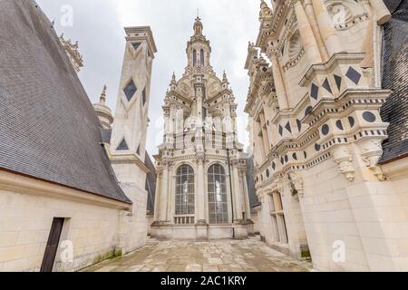 Château de Chambord, vue de la terrasse de toit et élaborer des tours et clochetons , dans la vallée de la Loire, Centre Val de Loire en France Banque D'Images