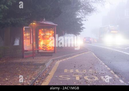 Northampton, Royaume-Uni, le 30 novembre 2019, la météo, du brouillard givrant en ville ce matin, rendant difficile les conditions de conduite heureusement c'est un samedi donc cette route principale menant à la ville, Wellingborough rd est très calme. Credit : Keith J Smith./Alamy Live News Banque D'Images