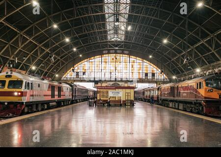 Vue générale de la gare de Hua Lamphong, la gare principale de Bangkok, Thaïlande. Banque D'Images