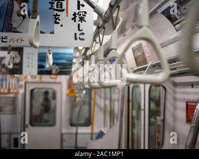 Une ligne de train vide sur le métro de Tokyo, Japon. Banque D'Images