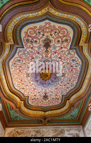 Tunis, Tunisie - 2 Sept 2014 : Très coloré et beau vieux plafond dans l'une des chambres du Bardo Banque D'Images